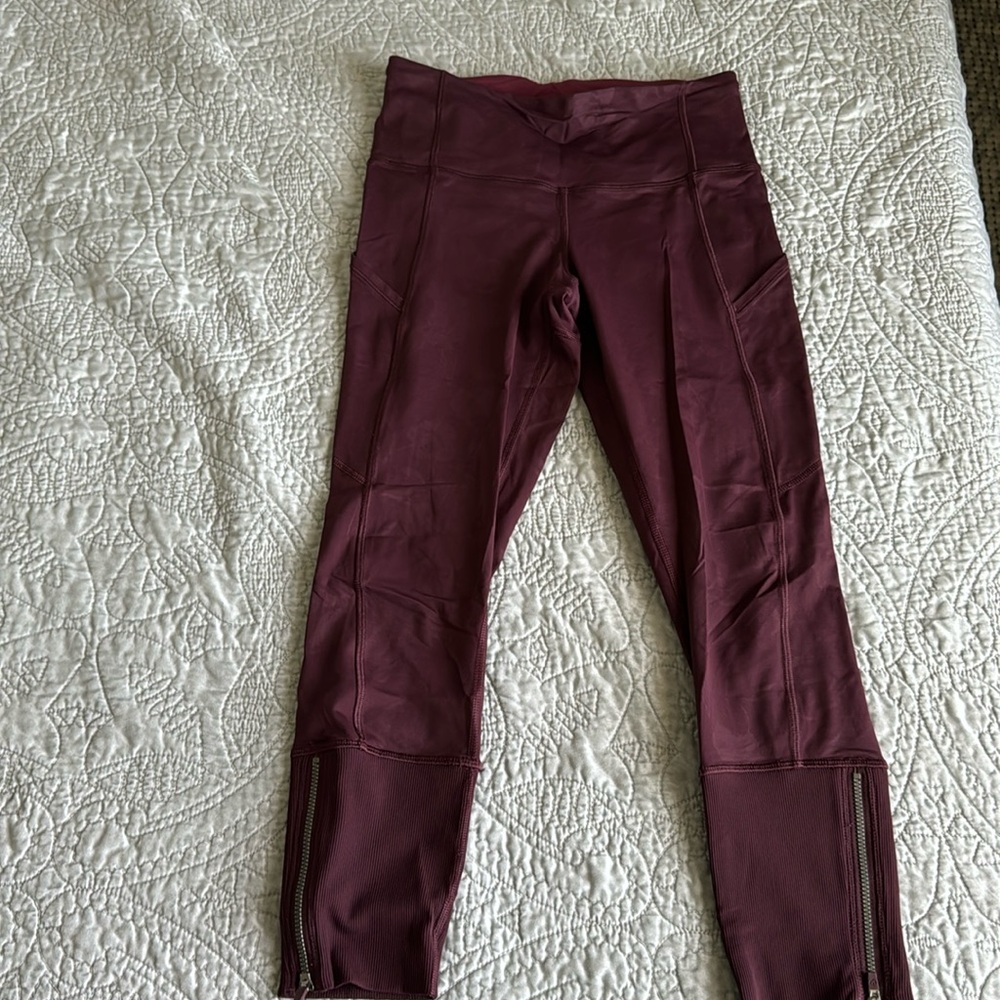 Lululemons running tights. Reflective/zipper detail. 7/8 length. S/6